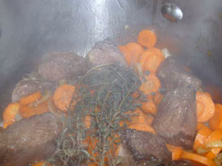 Boeuf carottes aux lardons fumes et pommes