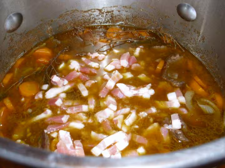 Boeuf carottes aux lardons fumes et pommes