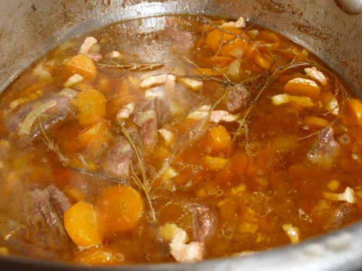 Boeuf carottes aux lardons fumes et pommes