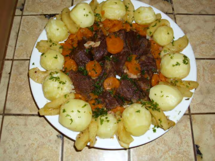 Boeuf carottes aux lardons fumes et pommes