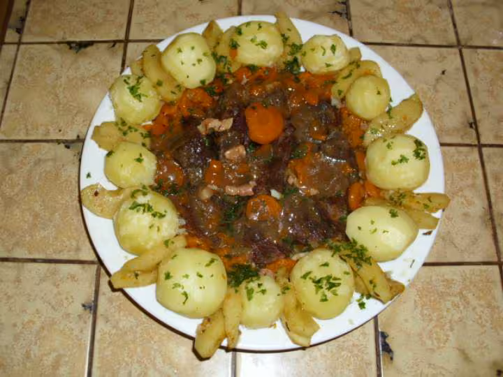 Boeuf carottes aux lardons fumes et pommes