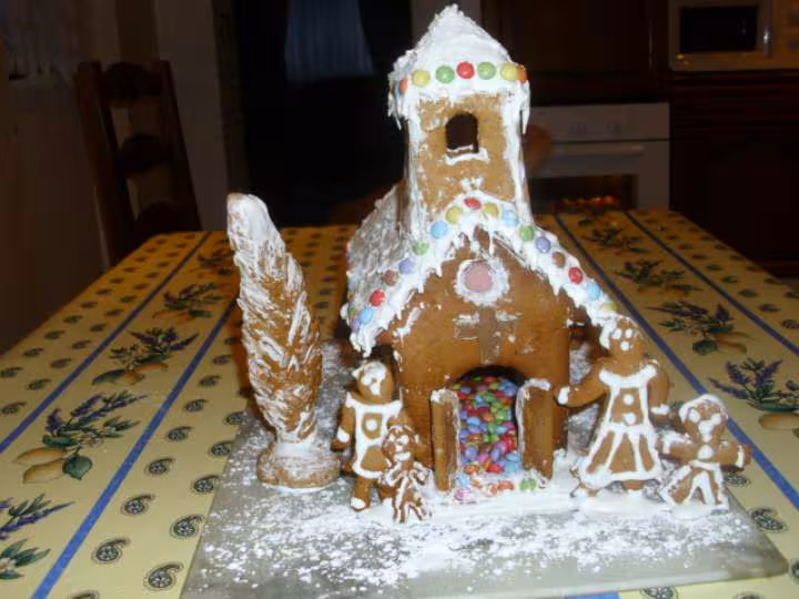 Chapelle en pain d epices sous une tempete de neige