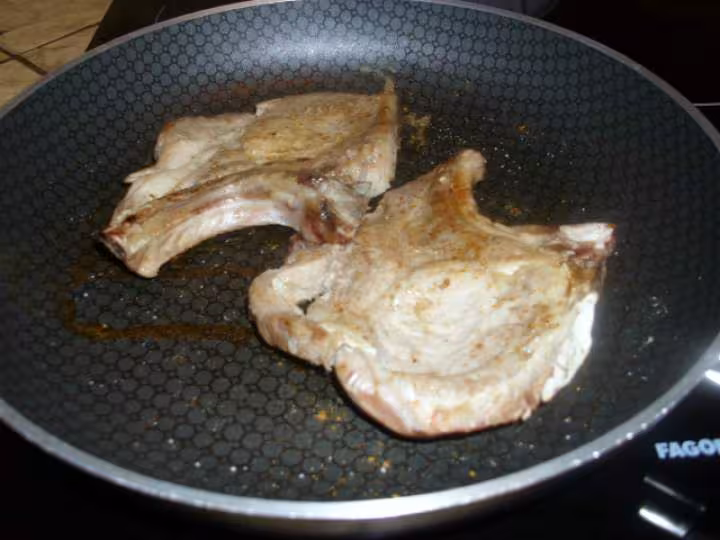 Cotes de porc aux amandes effilees et a la creme