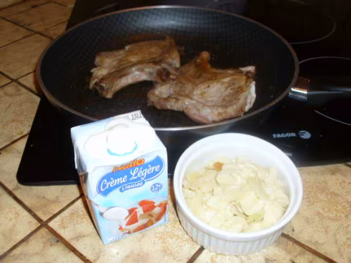Cotes de porc aux amandes effilees et a la creme
