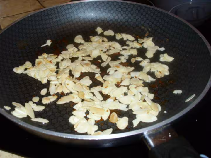Cotes de porc aux amandes effilees et a la creme