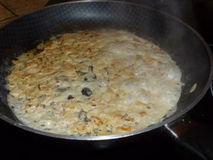 Cotes de porc aux amandes effilees et a la creme