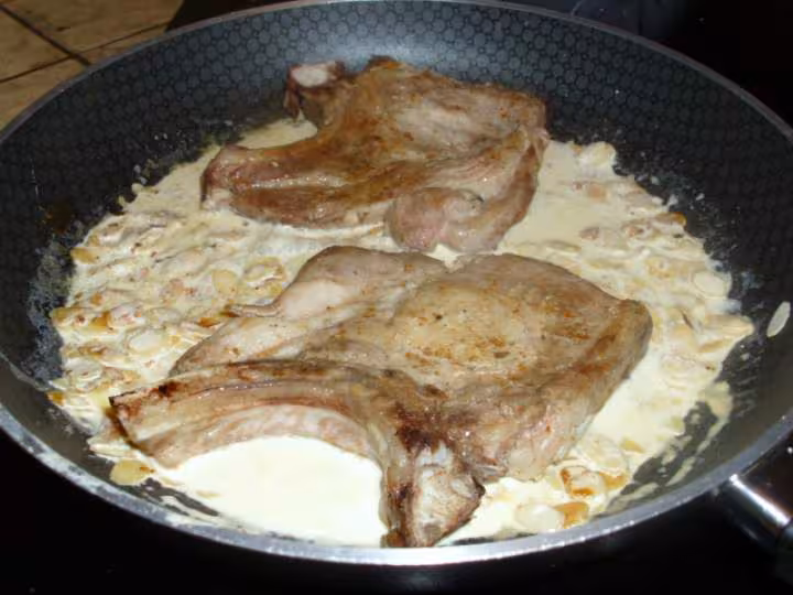 Cotes de porc aux amandes effilees et a la creme