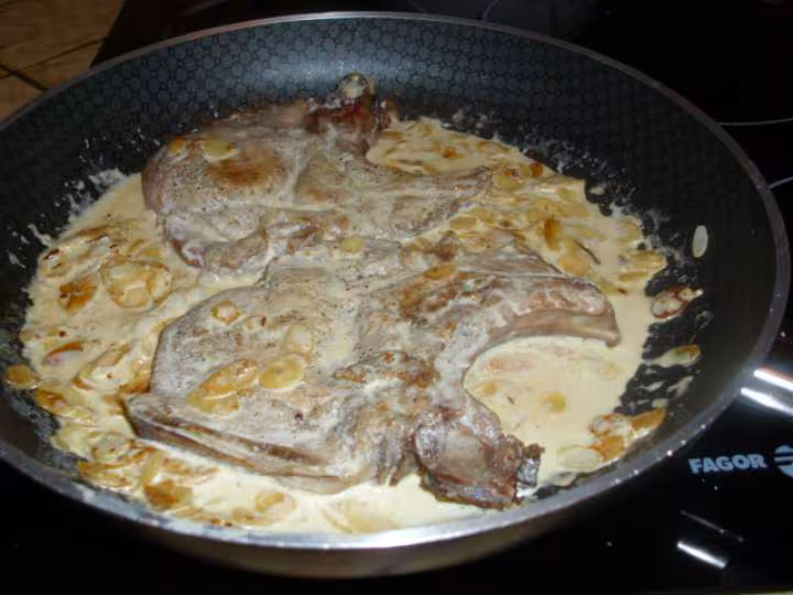 Cotes de porc aux amandes effilees et a la creme