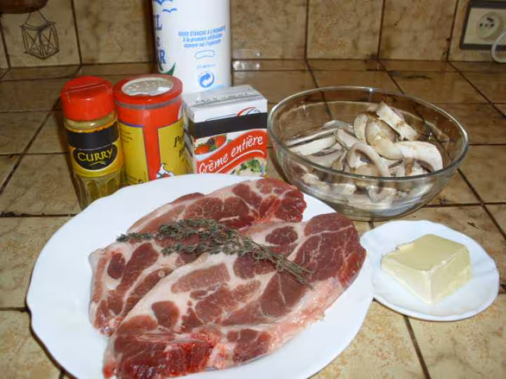 Cotes de porc sauce au curry et champignons frais 1