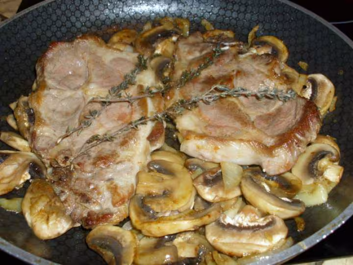 Cotes de porc sauce au curry et champignons frais 6