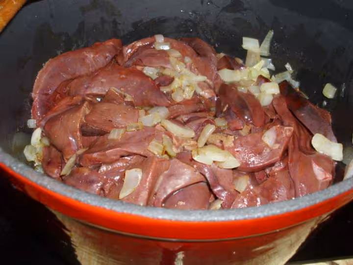 Emince de foie de porc aux poivrons et champignons