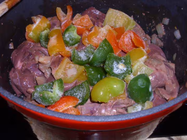 Emince de foie de porc aux poivrons et champignons