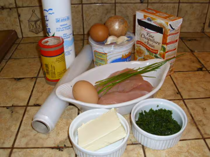 Filet de poulet hache cuit sous film