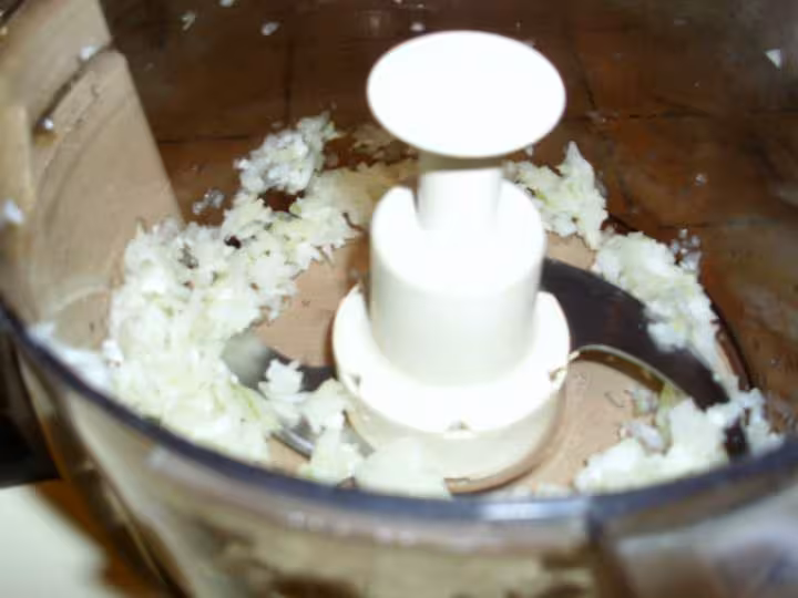 Filet de poulet hache cuit sous film etirable