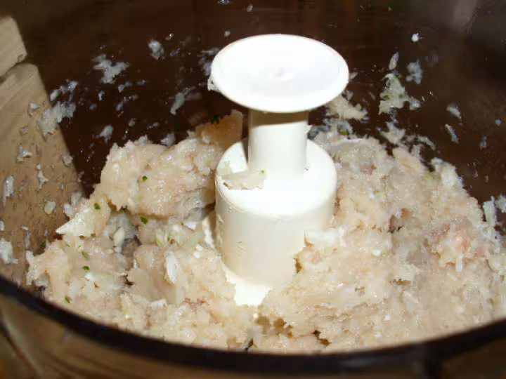 Filet de poulet hache cuit sous film etirable