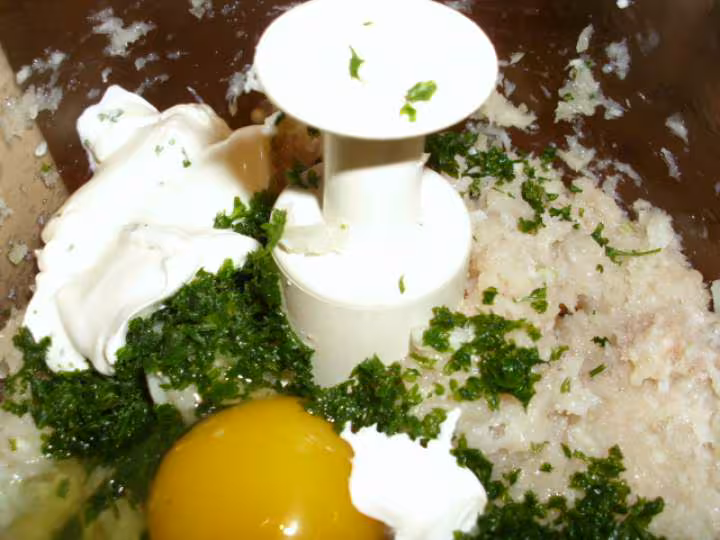 Filet de poulet hache cuit sous film etirable