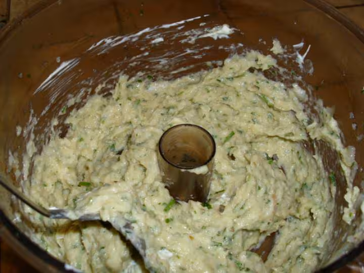 Filet de poulet hache cuit sous film etirable