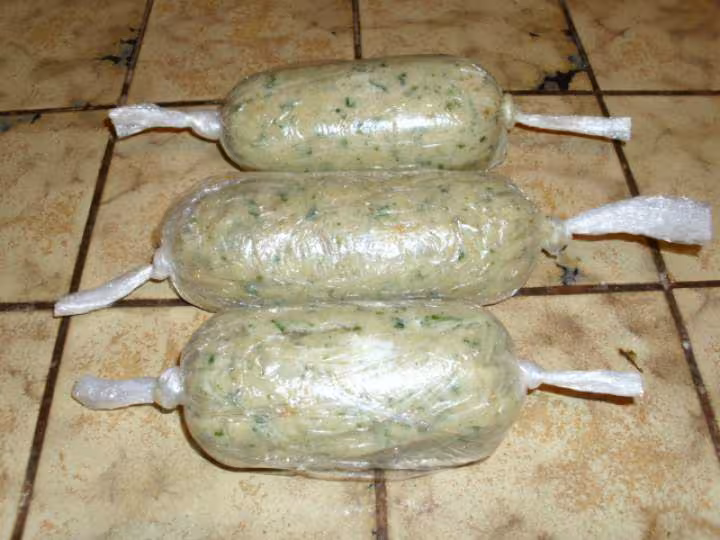 Filet de poulet hache cuit sous film etirable