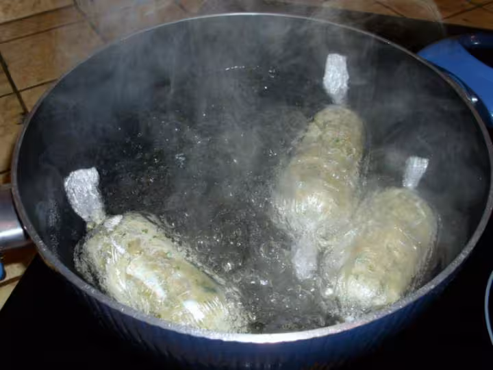 Filet de poulet hache cuit sous film etirable