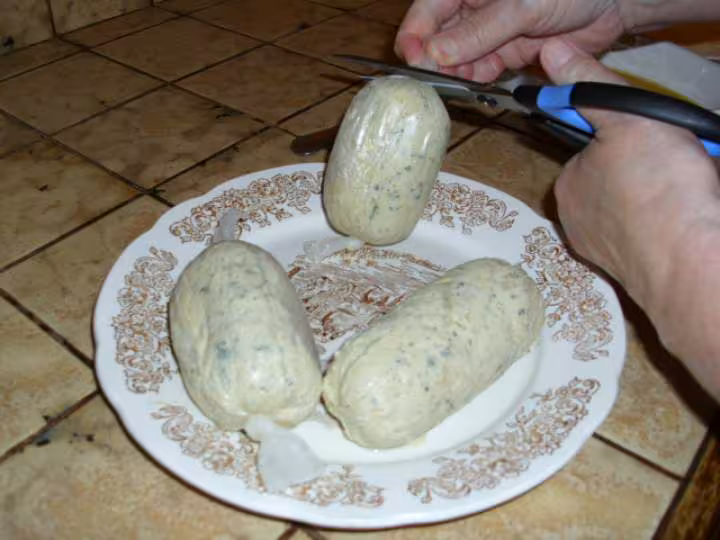 Filet de poulet hache cuit sous film etirable
