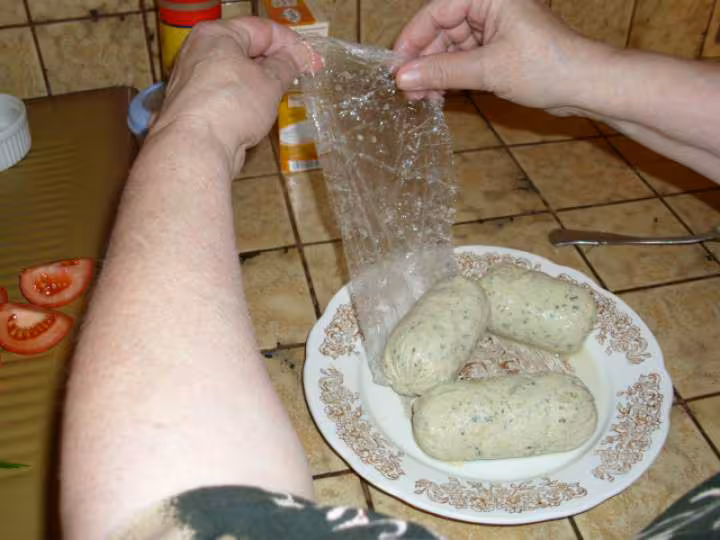 Filet de poulet hache cuit sous film etirable