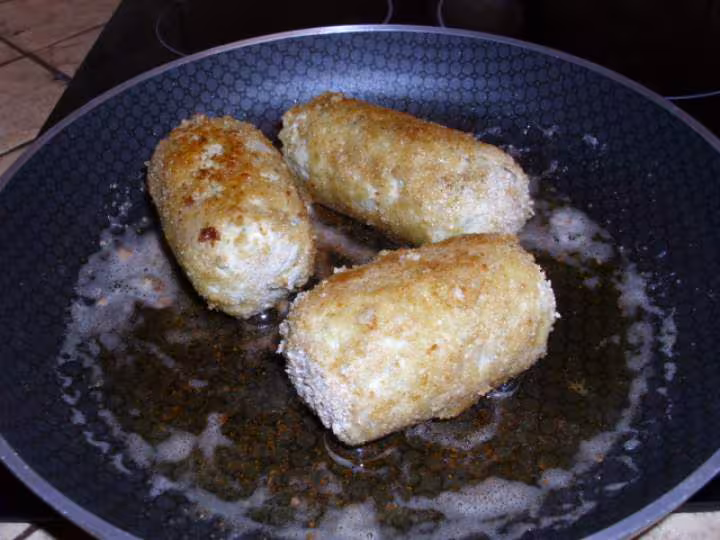 Filet de poulet hache cuit sous film etirable