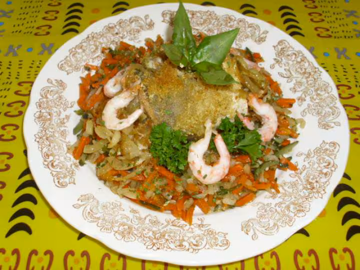 Filets de rouget farcis sur un lit de julienne