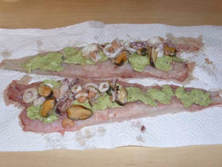 Filets de rougets farcis sur un lit de julienne