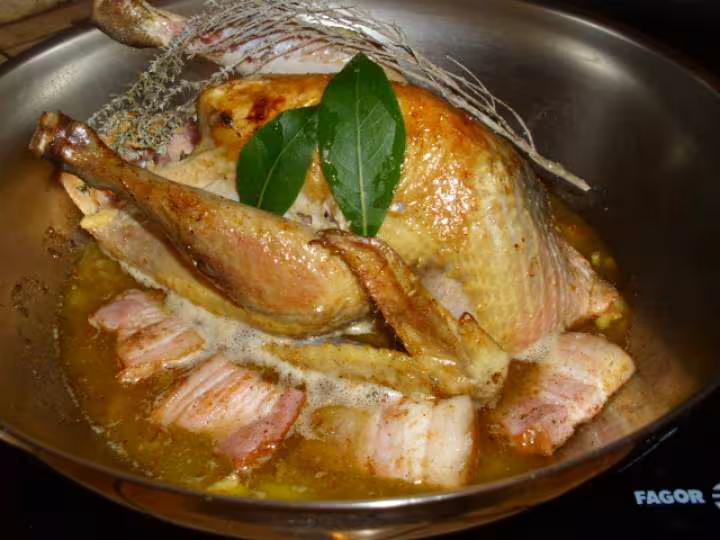 Pintade aux endives et et pommes du jardin