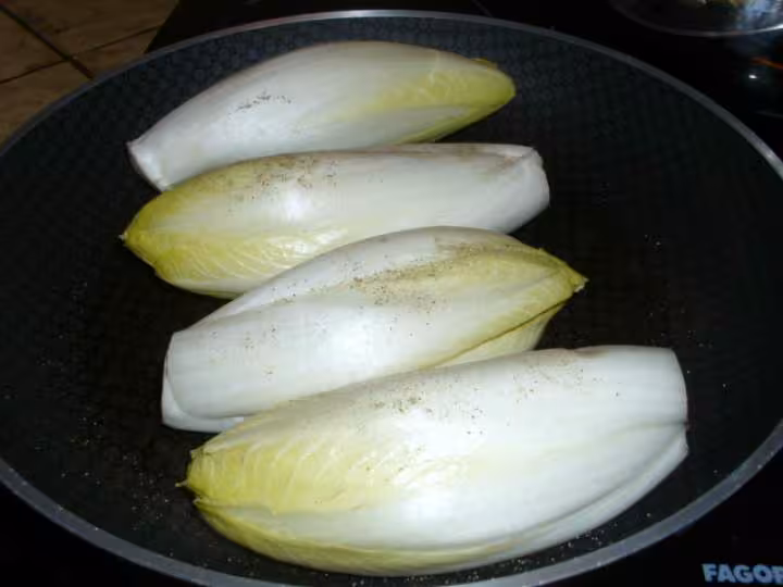 Pintade aux endives et pommes du jardin