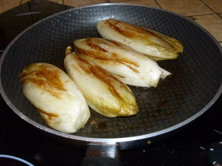 Pintade aux endives et pommes du jardin