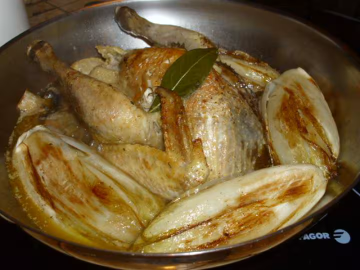Pintade aux endives et pommes du jardin
