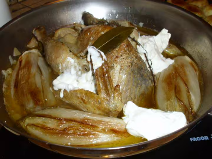 Pintade aux endives et pommes du jardin