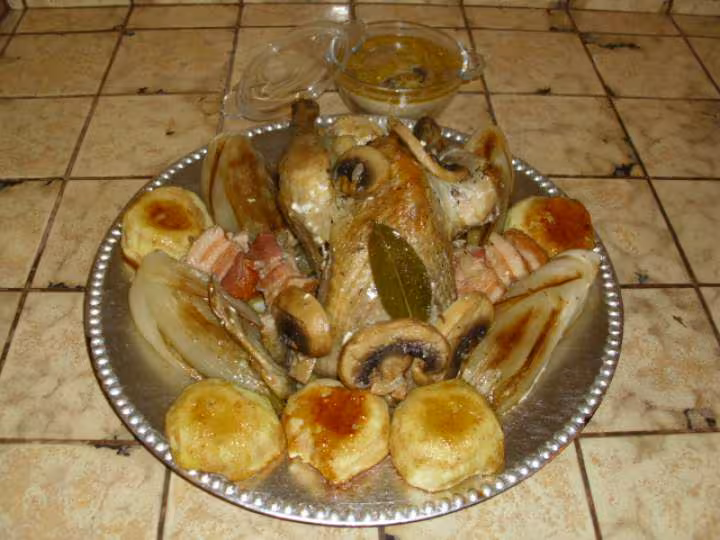 Pintade aux endives et pommes du jardin