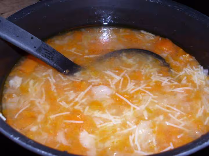 Potage de legumes du bouillon de poule