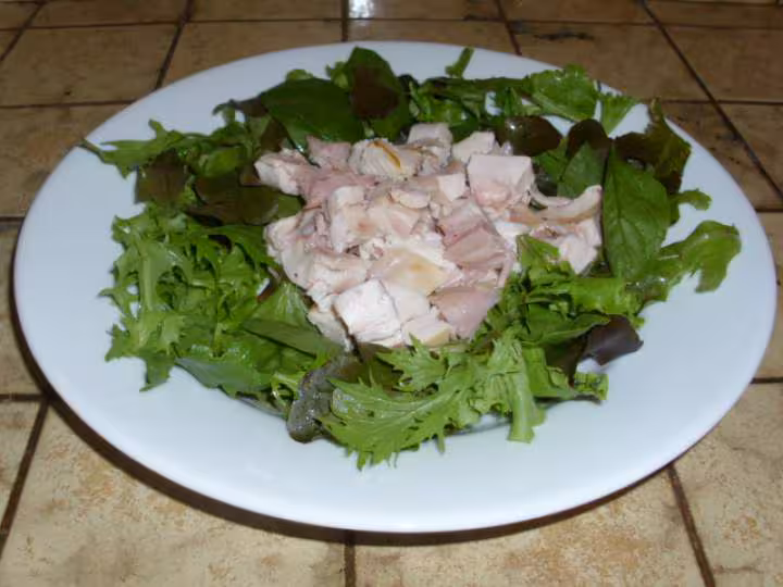 Salade de mesclun au poulet fume
