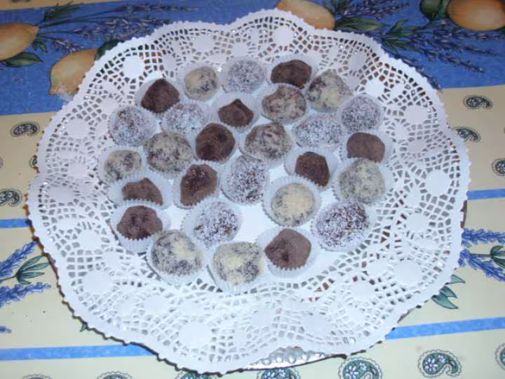 Truffes enrobees au cacao et a la poudre d amandes et noix de coco