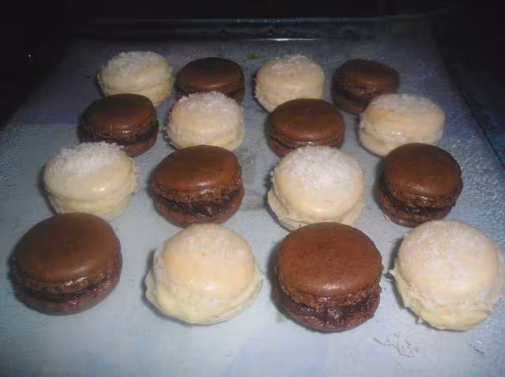 Macarons noix de coco et macarons au chocolat