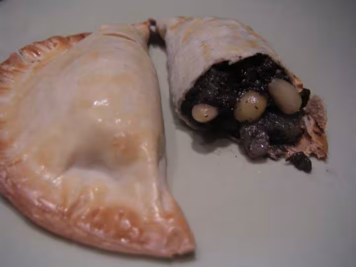 Empanadillas de boudin poires et pignons de pin