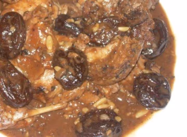 Lapin aux pruneaux et aux pignons de pin