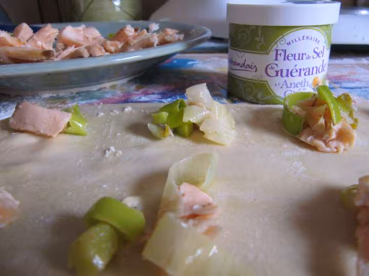 Confection des raviolis au saumon