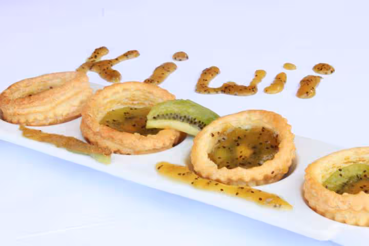 Feuilletees kiwi et confiture de kiwi avec bocaux gourmands