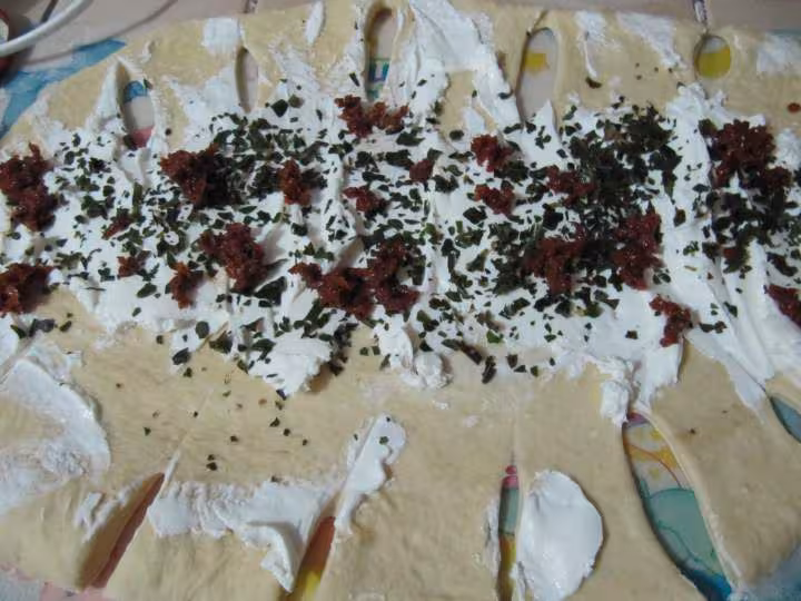 Fougasse au chevre basilic t tomate sechees