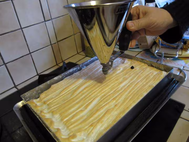 Gteau meringue et entonnoir a piston pour glacage