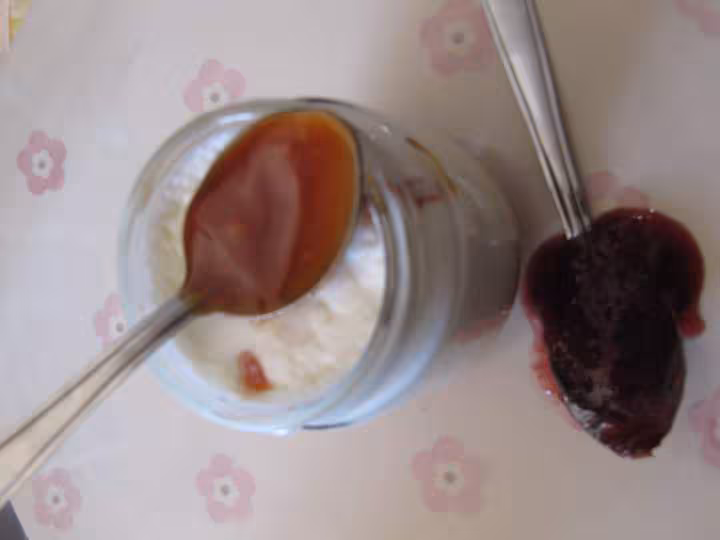 Yaourt a la confiture de cynorrhodons d eglantier