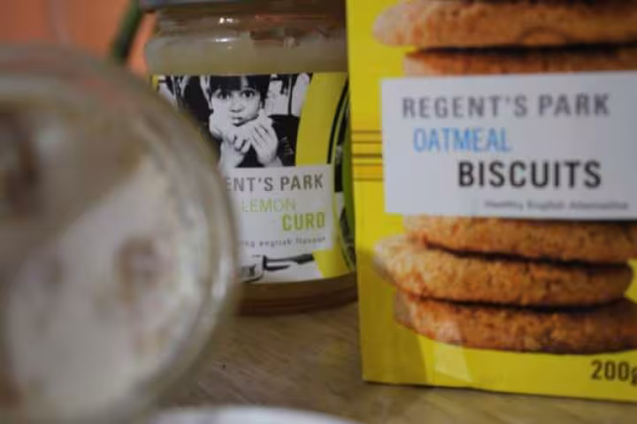 Yaourt facon tarte au citron avec lemon curd anglaise et biscuirt oatmeal