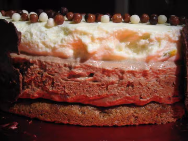 Entremet mousses 3 chocolats coupe