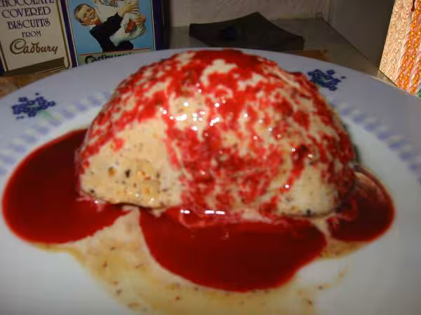 Chaud froid de glace aux amandes coulis de framboises