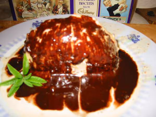 Chaud froid de glace aux amandes sauce chocolat
