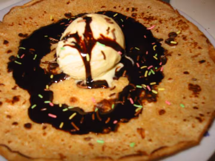 Crepe divine glace vanille et sauce chocolat chaude